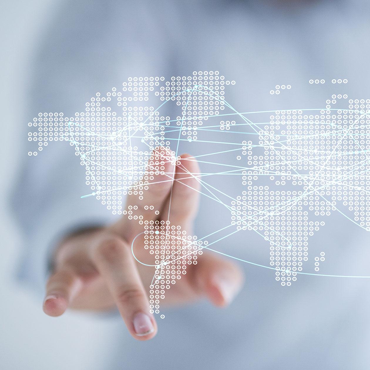 En hånd berører en digital verdenskartrepresentasjon med to fingre i en fotomontasje.