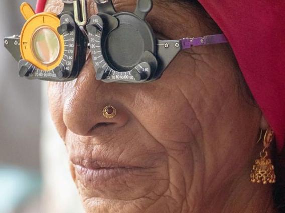 Eldre kvinne med refraksjonsbriller.