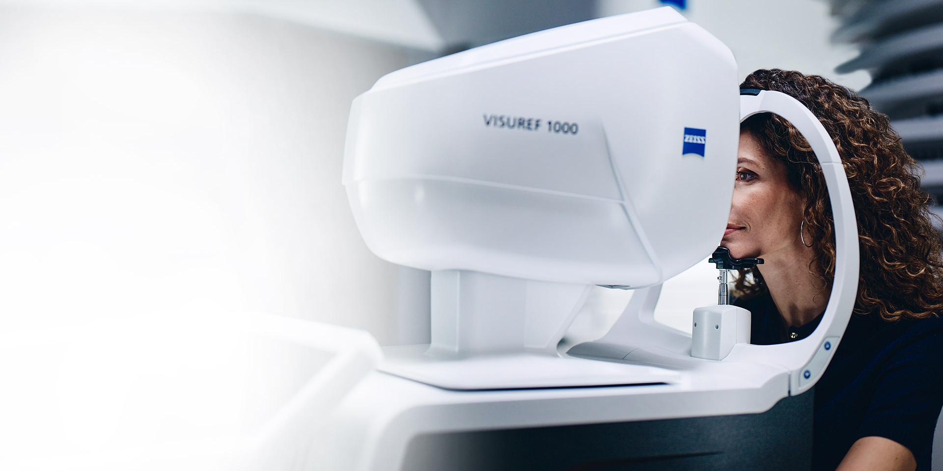 En kvinne ser gjennom ZEISS VISUREF 1000.
