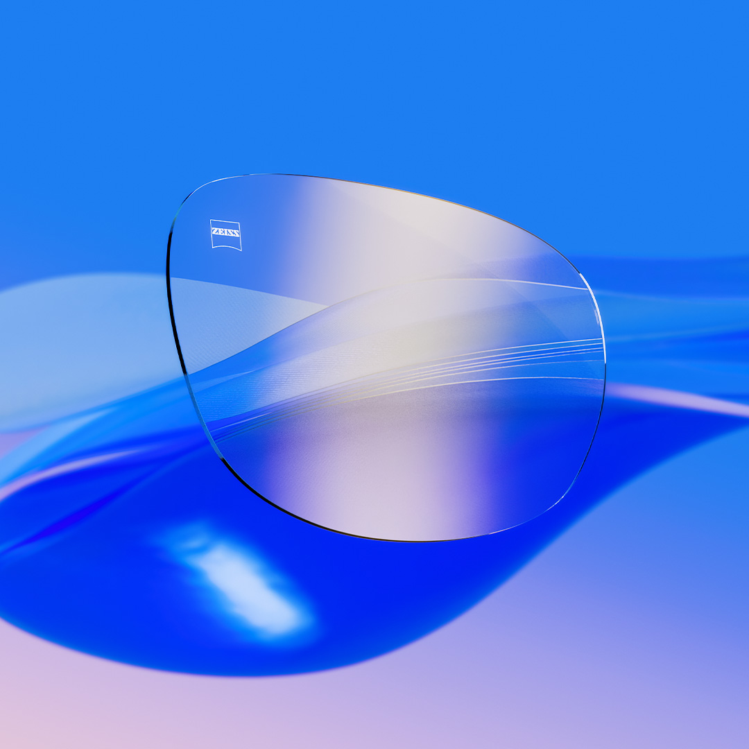 Krystallklare glass med ZEISS DuraVision Gold UV-overflatebehandlinger med en diskré gyllen refleks.