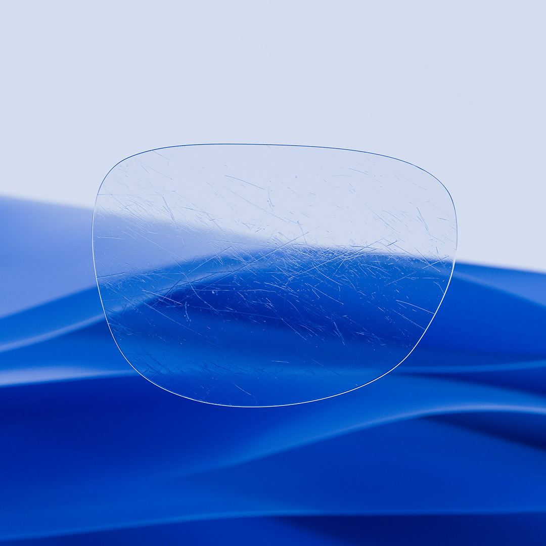 Et delt brilleglass der den ene siden er klar og ren med ZEISS DuraVision, mens den andre siden et dekket av riper.