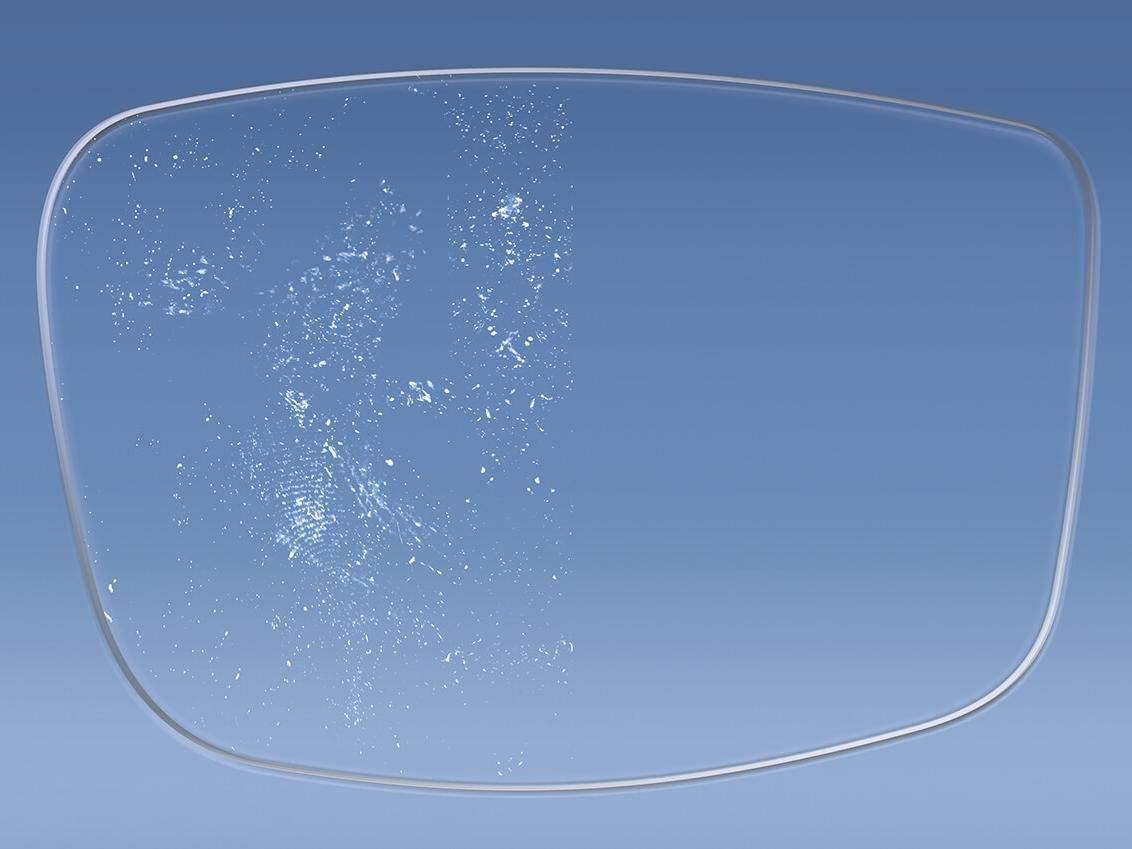 Illustrasjon av et glass med og uten ZEISS-brilleglassbelegg som legger til et antistatisk lag 