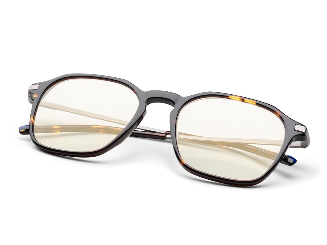 Klare brilleglass i en brun innfatning med ZEISS DuraVision Gold UV antirefleksoverflatebehandling.
