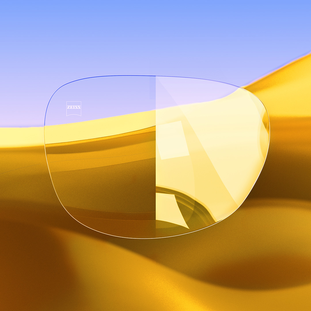 Et delt brilleglass der den ene siden er klar og ren med ZEISS DuraVision Gold UV, mens den andre siden viser sterk lysrefleksjon på glasset. 