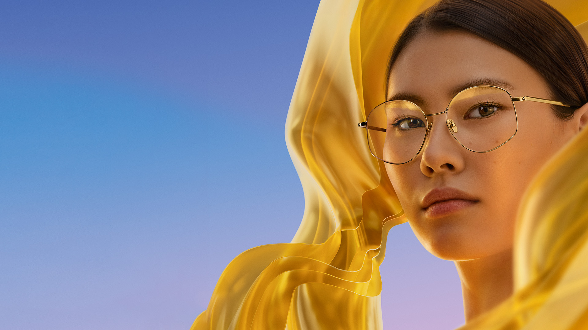 Kvinne som bruker briller med ZEISS DuraVision Gold UV antirefleksoverflatebehandling som viser glassets diskré gylne reflekser.