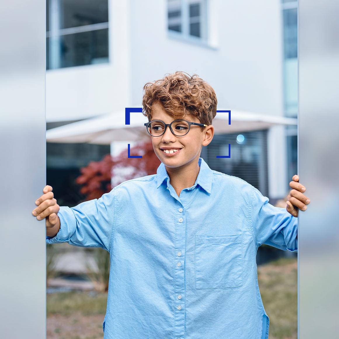 En ung gutt med ZEISS SmartLife Young-glass