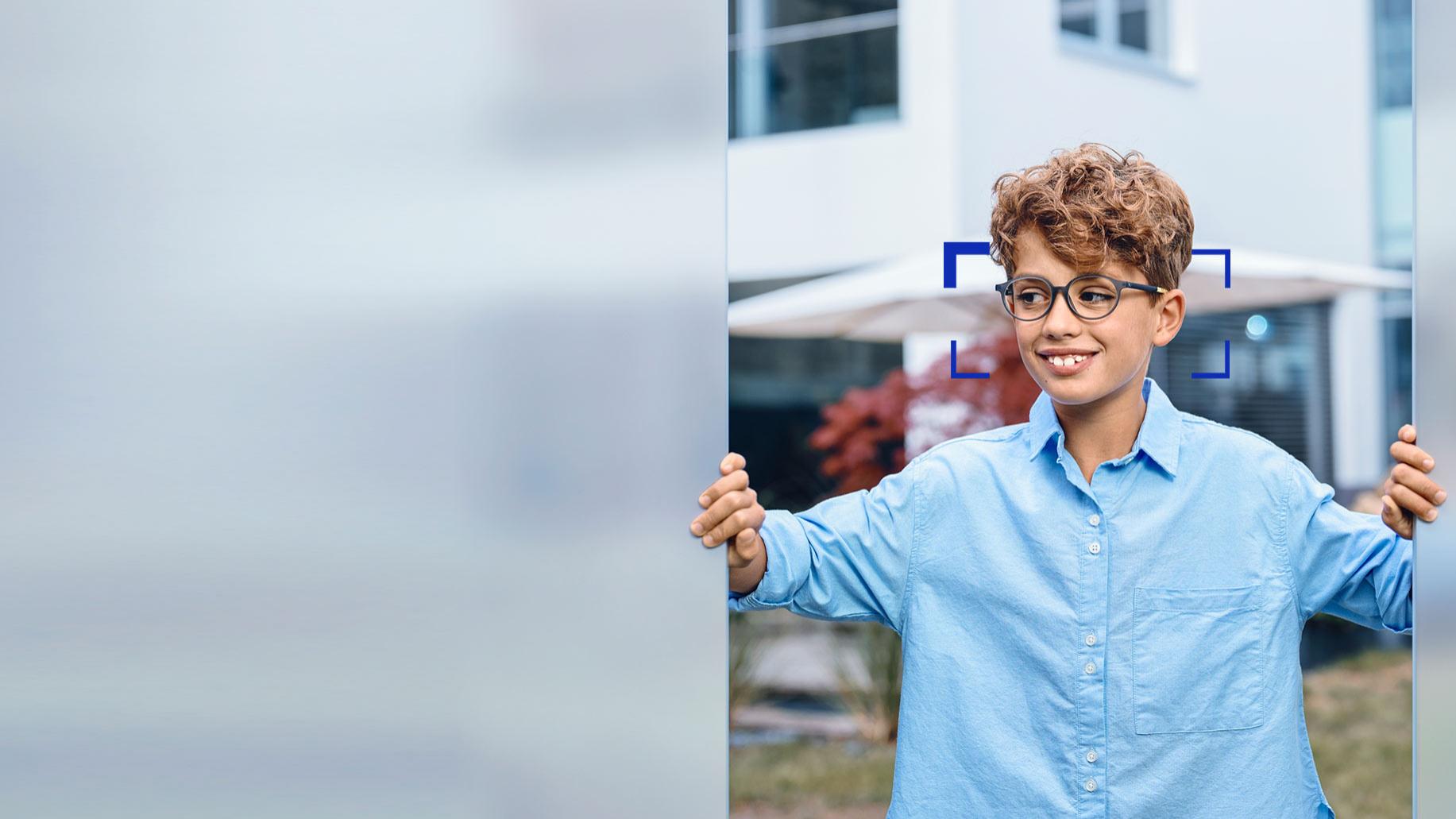 En ung gutt med ZEISS SmartLife Young-glass
