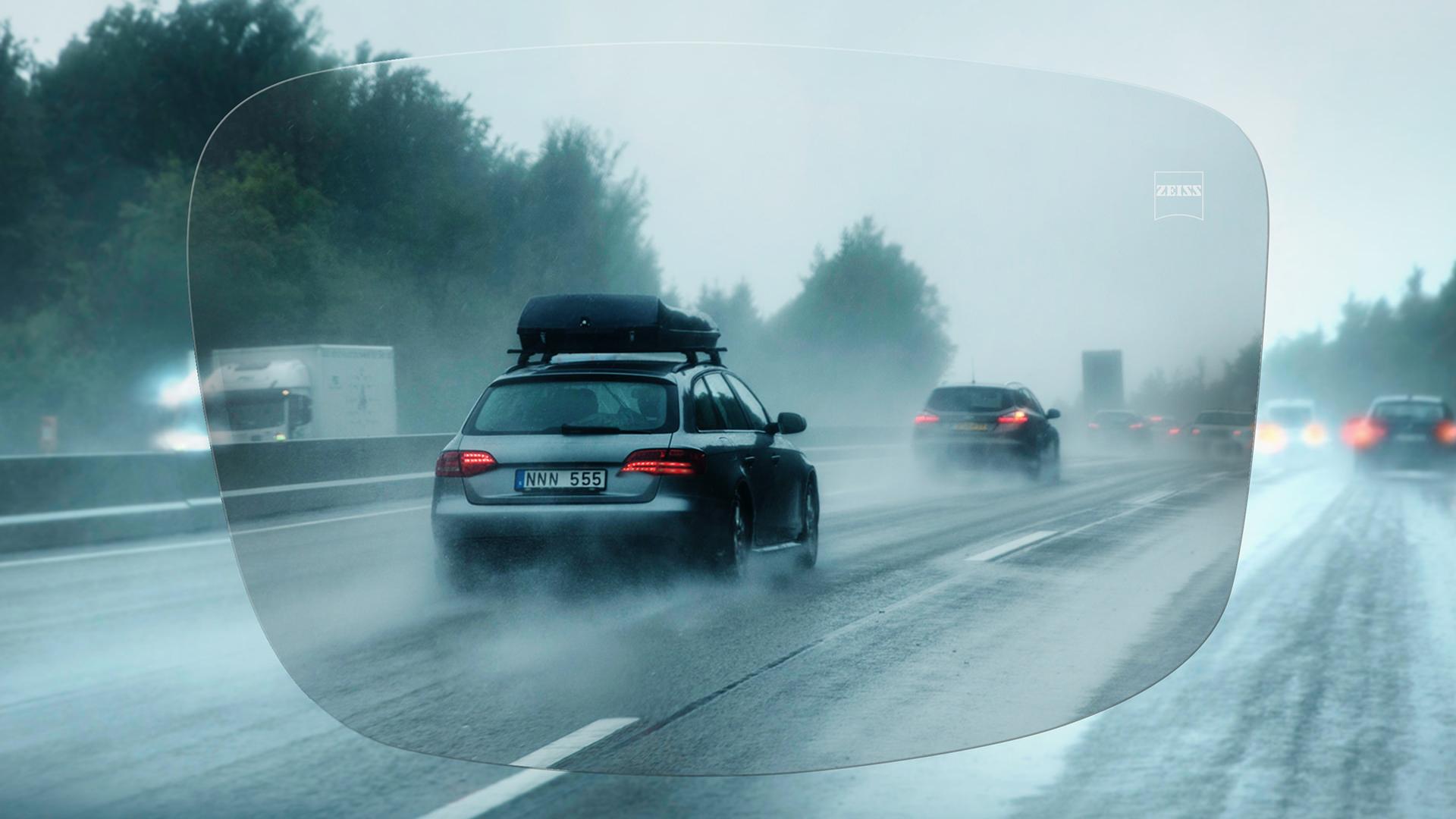 Sikt gjennom ZEISS DriveSafe enstyrkeglass på en motorvei på en regnværsdag 
