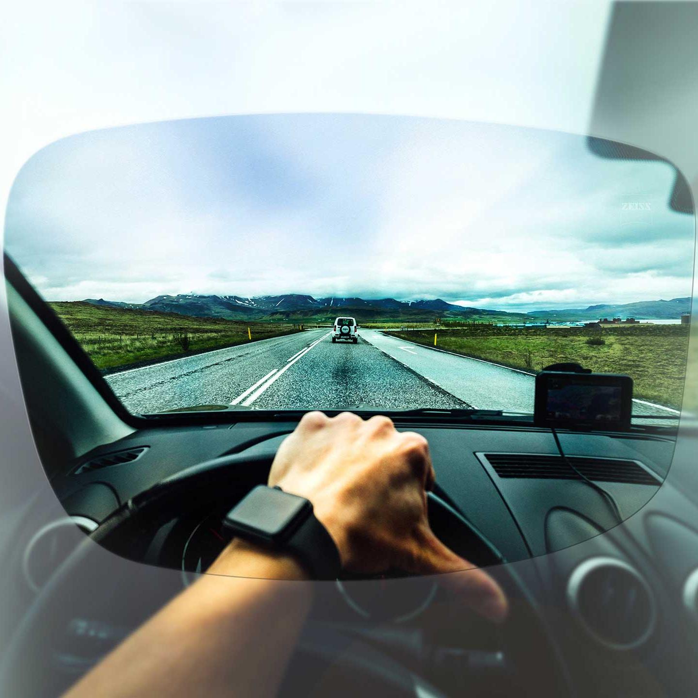 Klart syn fra førerens perspektiv på gaten og i landskapet gjennom ZEISS-glass fra Drive-kolleksjonen