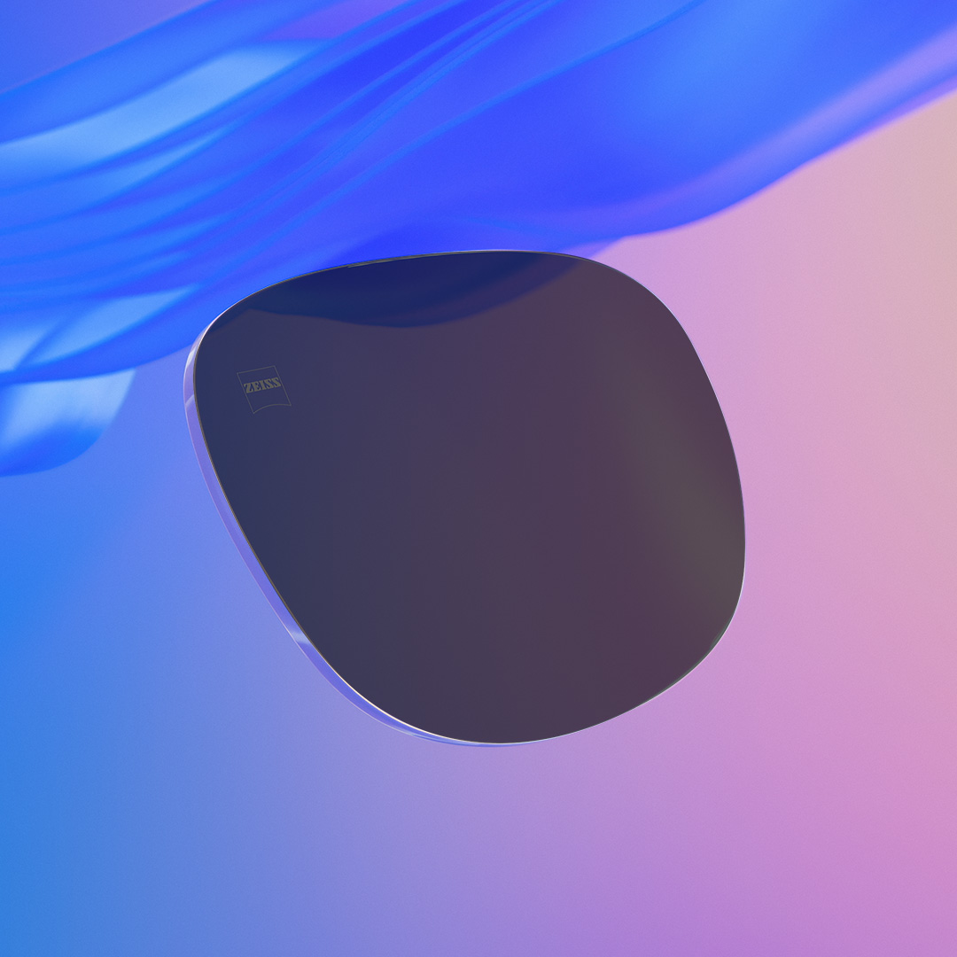 Et skyvebilde der den ene halvdelen viser et intenst farget ZEISS solbrilleglass med styrke, og den andre halvdelen viser samme glass med mindre sterk fargetone.