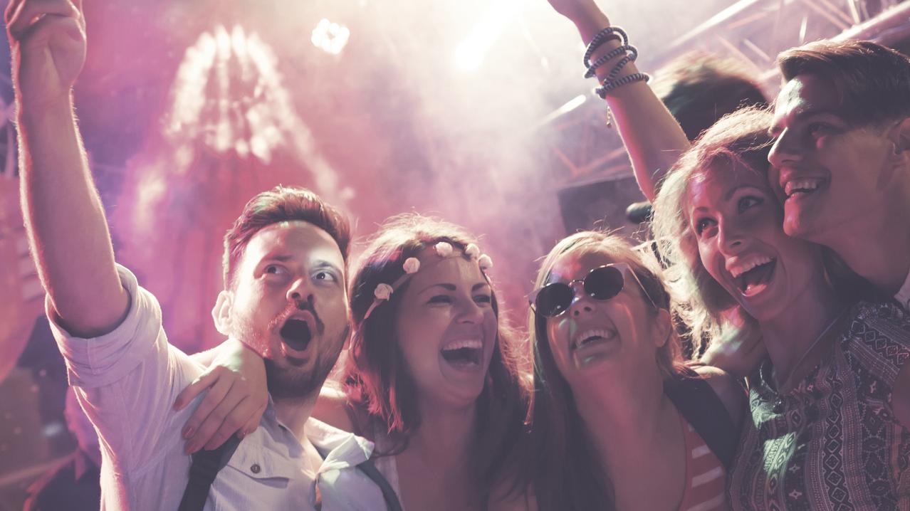 Folk som klubber og danser på fest