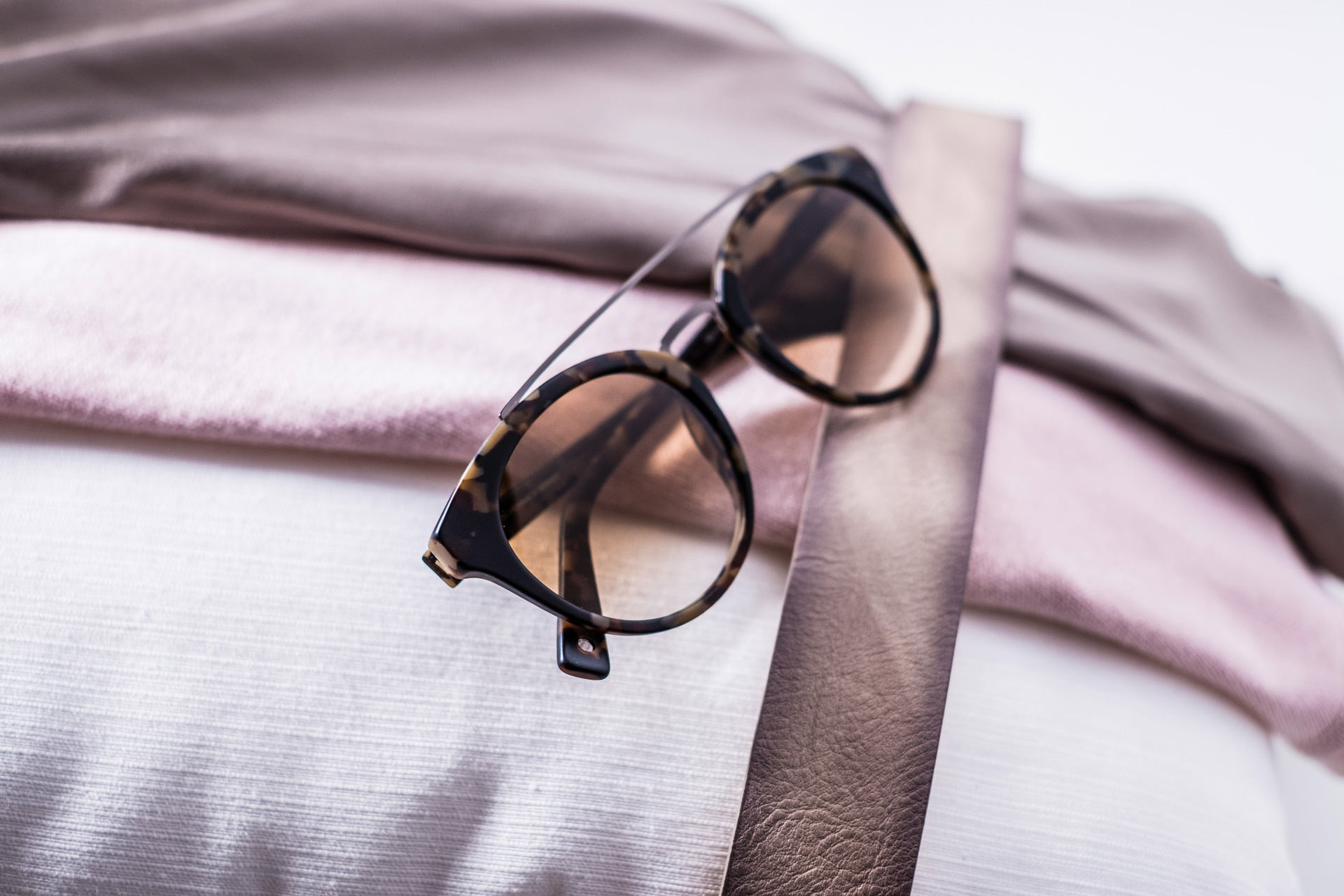 Selv om CE-merket på innsiden av brillestengene angir om solbrillene har UV-beskyttelse, garanterer dette kun beskyttelse mot skadelige UV-stråler opptil 380 nm.