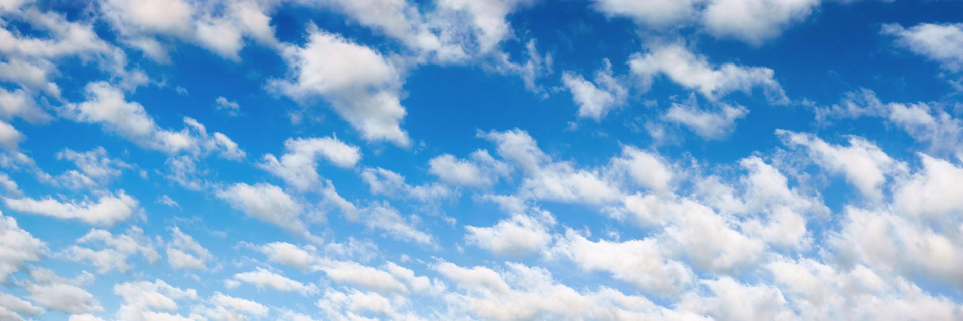 Fluffy hvite skyer på blå himmel-panorama