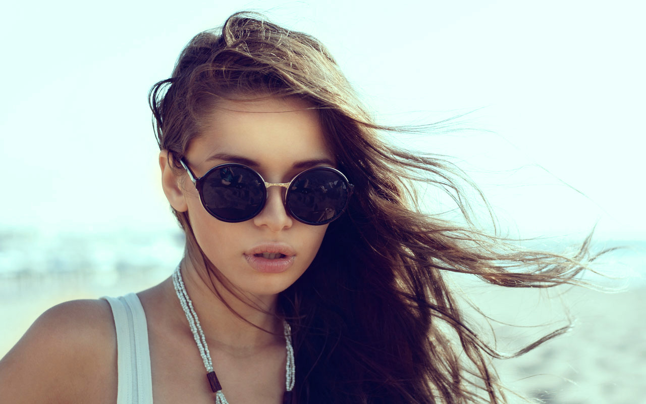 jente med solbriller på stranden