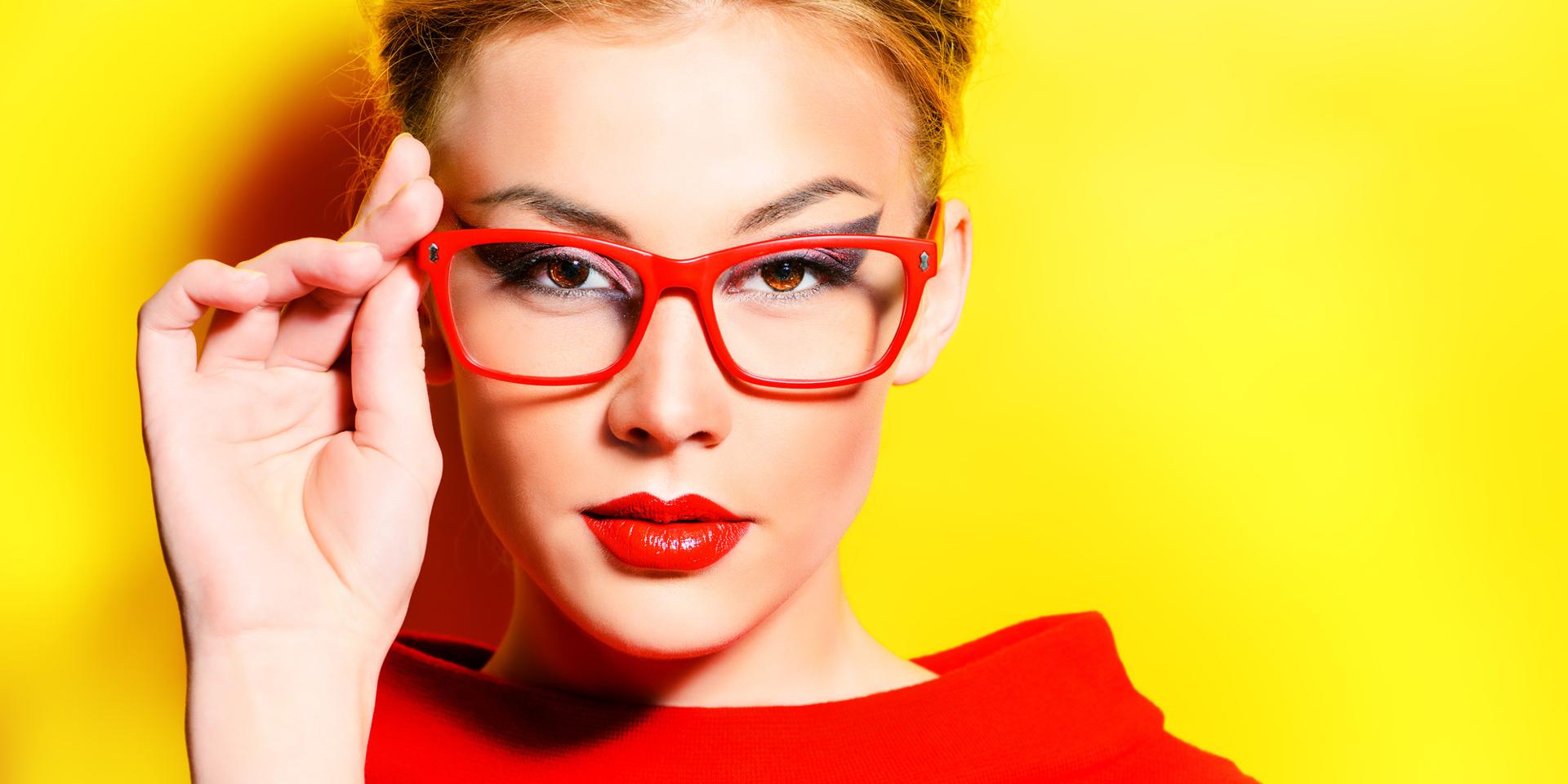 Sminketips til kvinner som bruker briller eller kontaktlinser