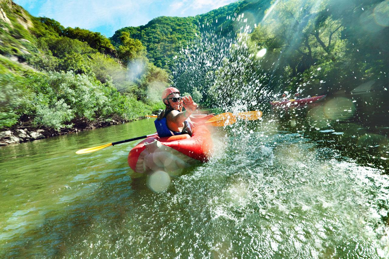 En kano lager vannsprut i en elv