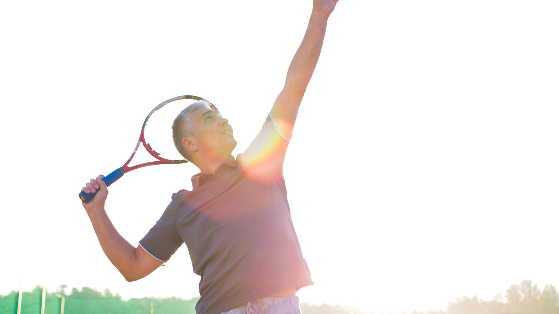 En man som spiller tennis