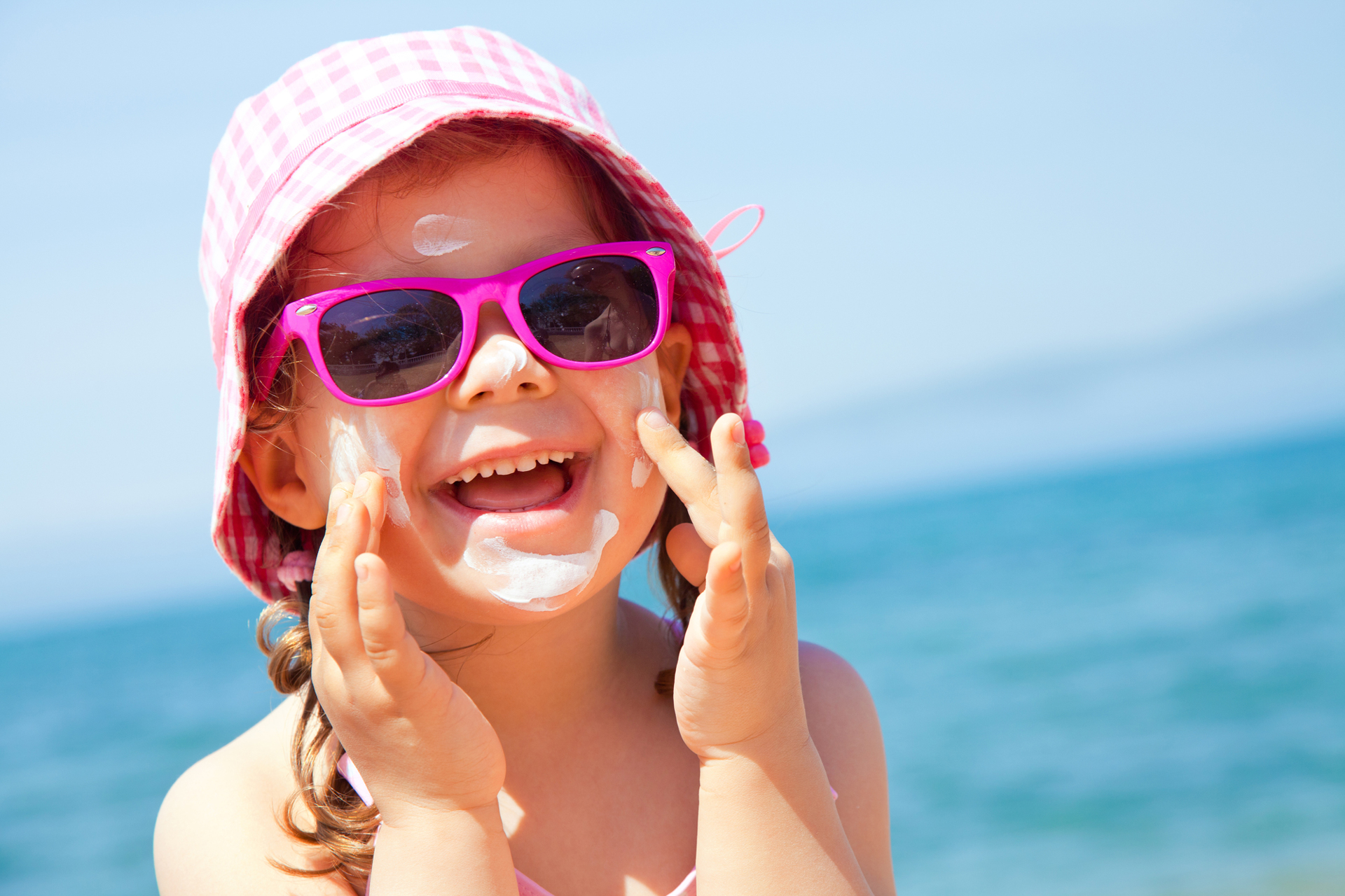 Barns øyne er mer følsomme for UV-stråling og det er viktig å beskytte hud og øyne mot solen. 