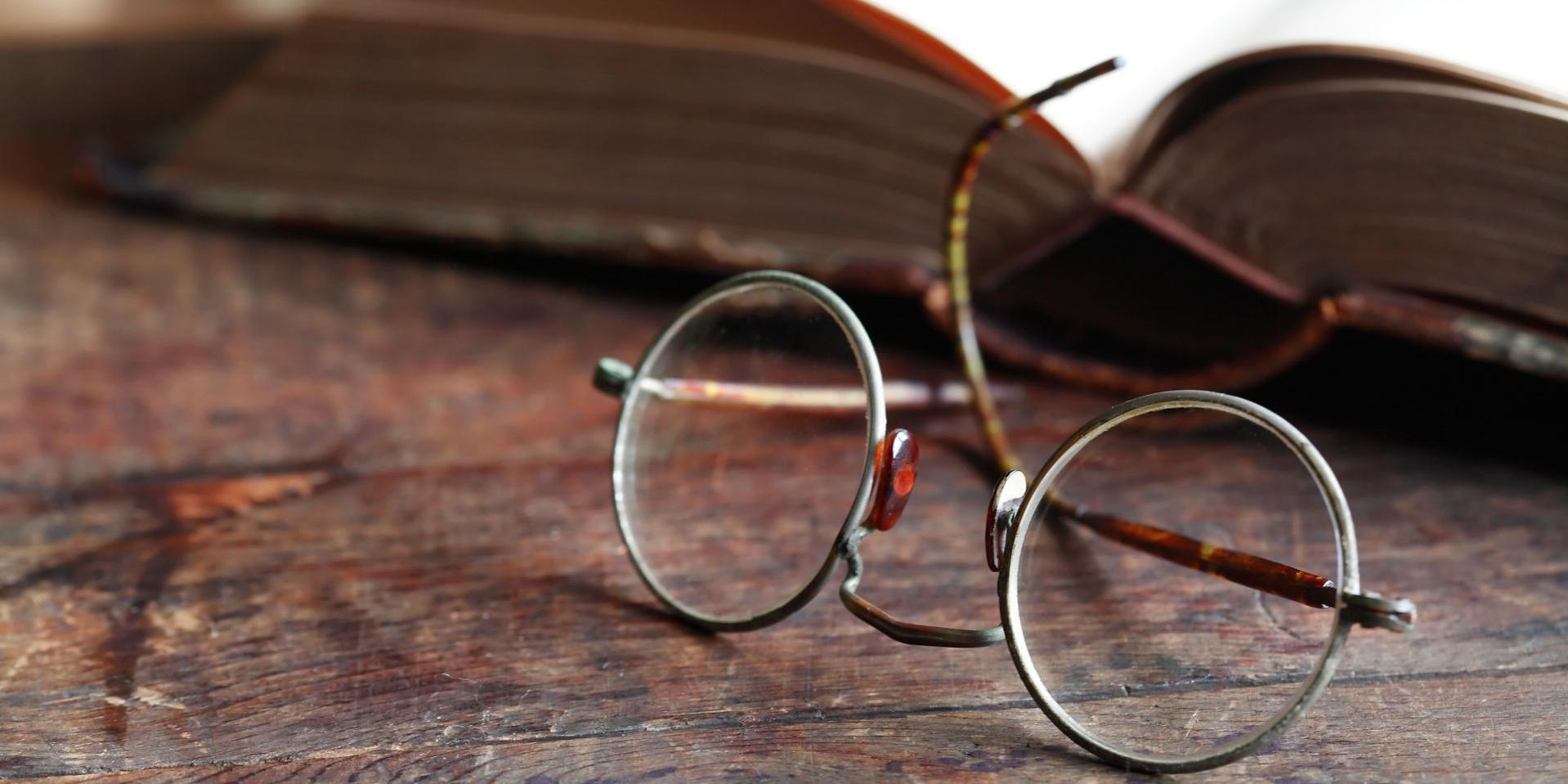 Et par briller foran en bok