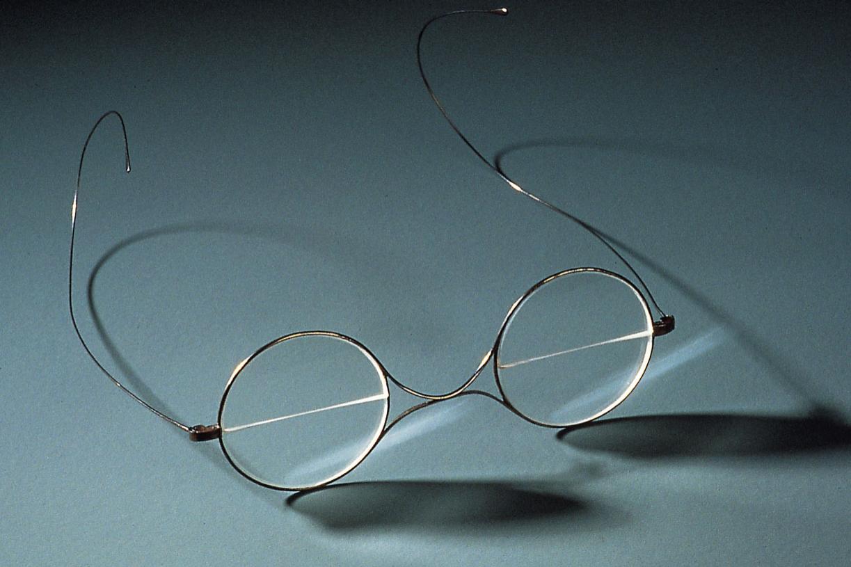 Bifokale briller av typen som ble oppfunnet av Benjamin Franklin (ca. 1860). Optisk museum, Oberkochen