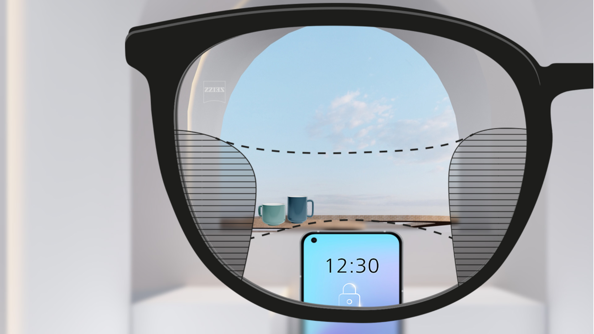 Et synsvinkelbilde med ZEISS progressive SmartLife-glass med en smarttelefon og kopper i bakgrunnen mens glasset er helt klart med slanke uskarpe plott til venstre og høyre.