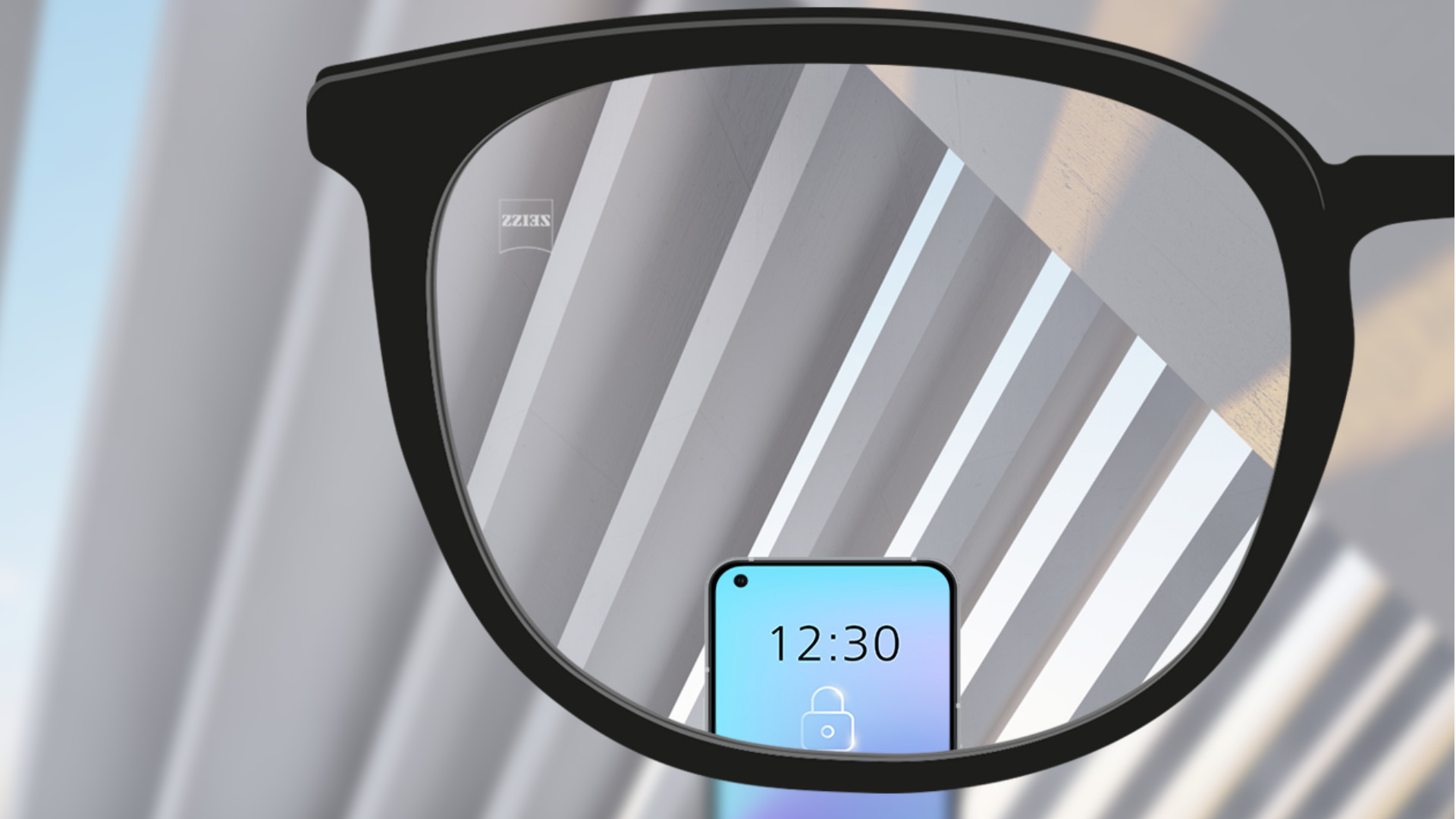 Et synsvinkelbilde med ZEISS enstyrke SmartLife-glass med en smarttelefon og glasset helt klart.