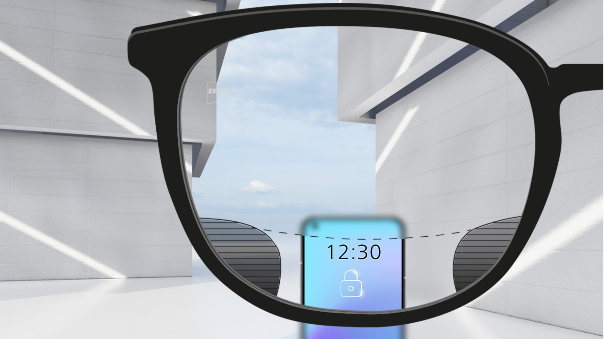 Et synsvinkelbilde med ZEISS Digital SmartLife-glass med en smarttelefon og glasset som er helt klart på det øvre og nedre området av glasset og små uskarpe plott til venstre og høyre.