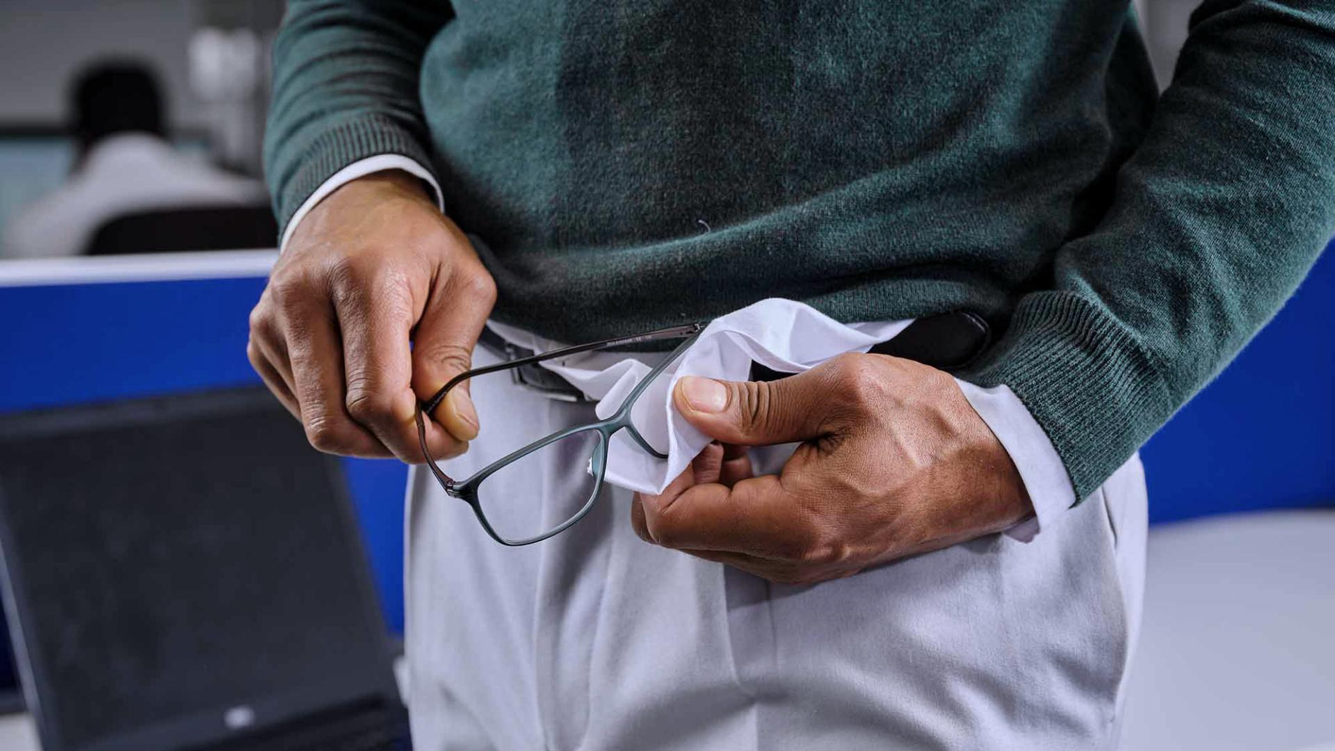 Ikke bare ta et stoff, slips eller erme for å rengjøre brilleglassene dine, da gjør du dem en bjørnetjeneste.