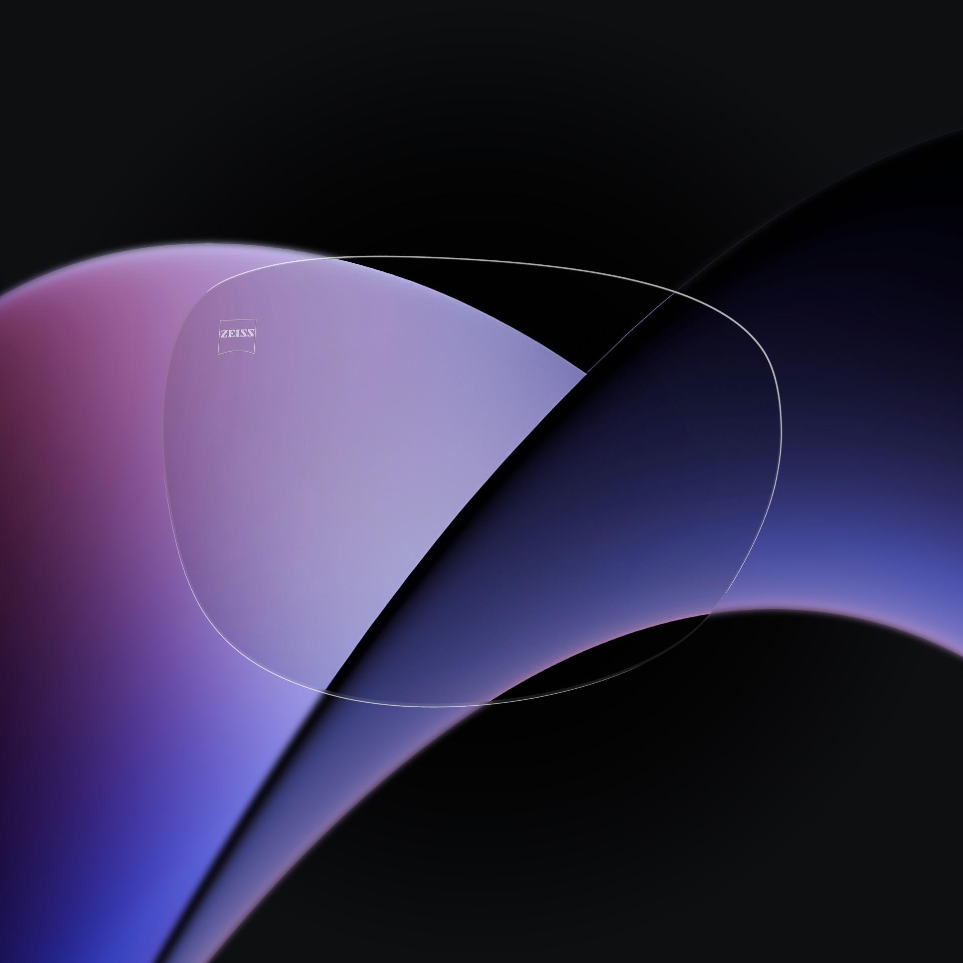 ZEISS ClearMind foran en svart bakgrunn.