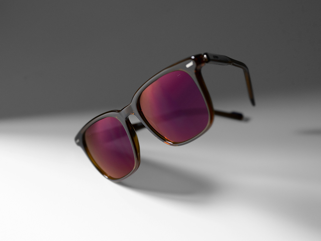 Et bilde av ZEISS-solbriller med styrke med fargede brilleglass i fargen Burgundy og overflatebehandlingen ZEISS DuraVision Gold.