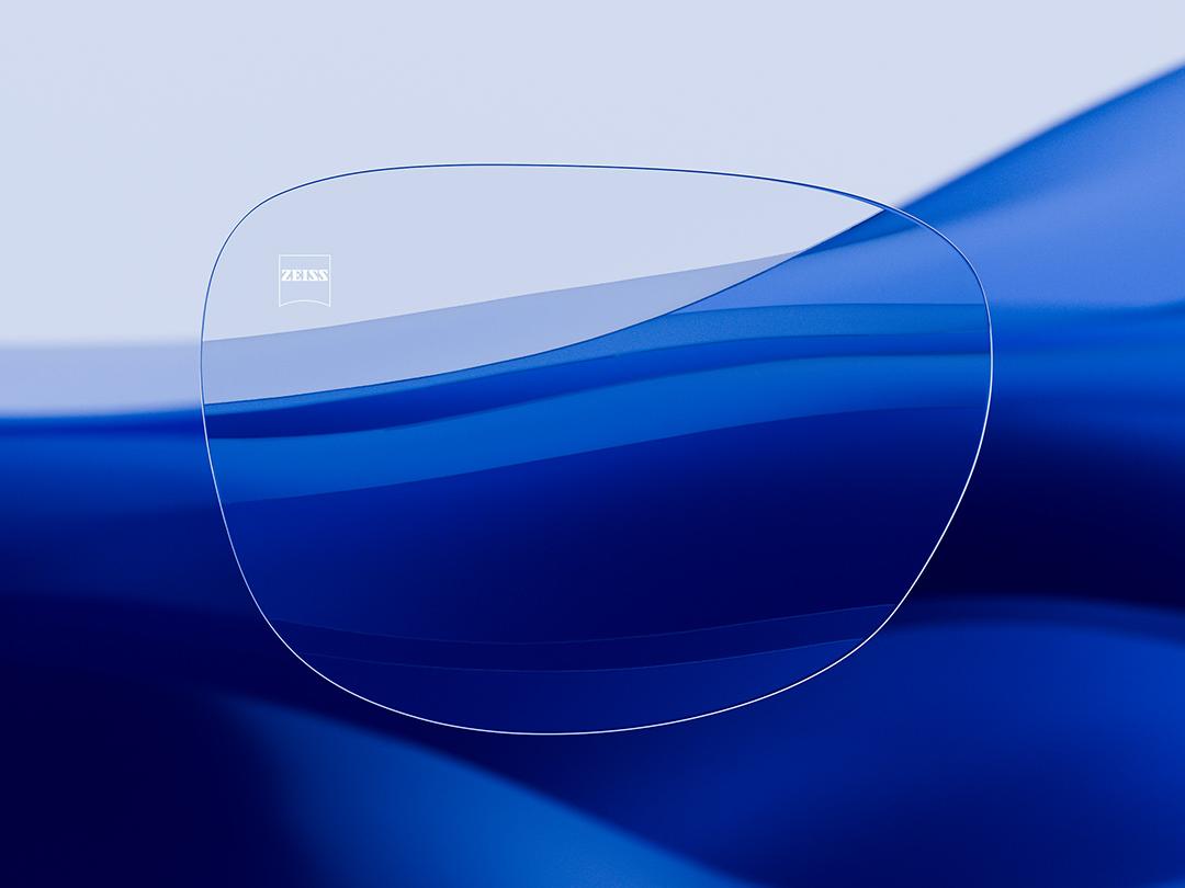 Et todelt bilde som viser et klart og rent ZEISS-brilleglass på den ene siden, og et svært reflekterende, konvensjonelt brilleglass på den andre siden, og viser den store forskjellen i optisk kvalitet.