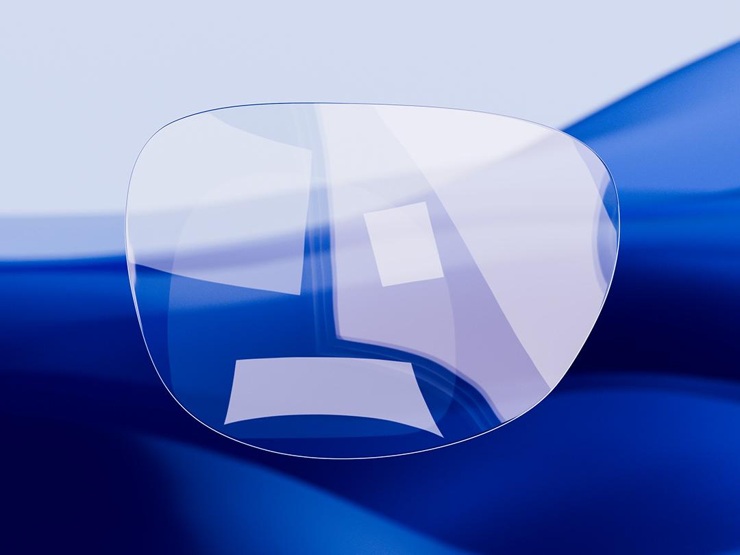 Et todelt bilde som viser et klart og rent ZEISS-brilleglass på den ene siden, og et svært reflekterende, konvensjonelt brilleglass på den andre siden, og viser den store forskjellen i optisk kvalitet.
