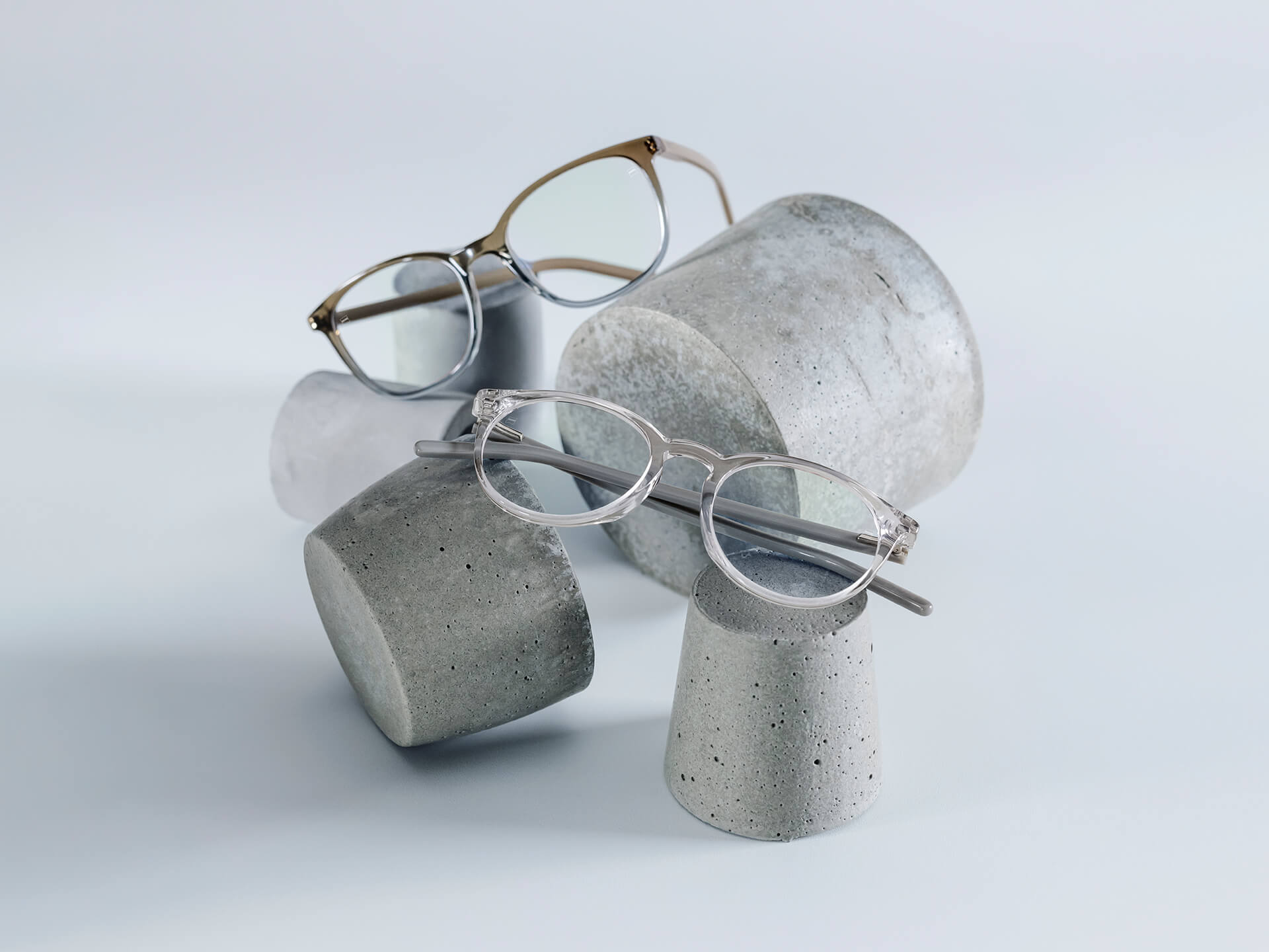 Briller med ZEISS-glass som har DuraVision® Chrome-belegg er plassert på steinsokler i forskjellige størrelser.
