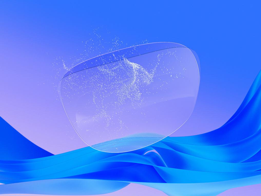 En CGI-illustrasjon i 3D av et gjennomsiktig brilleglass som belegges med en antistatisk overflatebehandling og viser at det kan avstøte smusspartikler og holde overflaten ren.