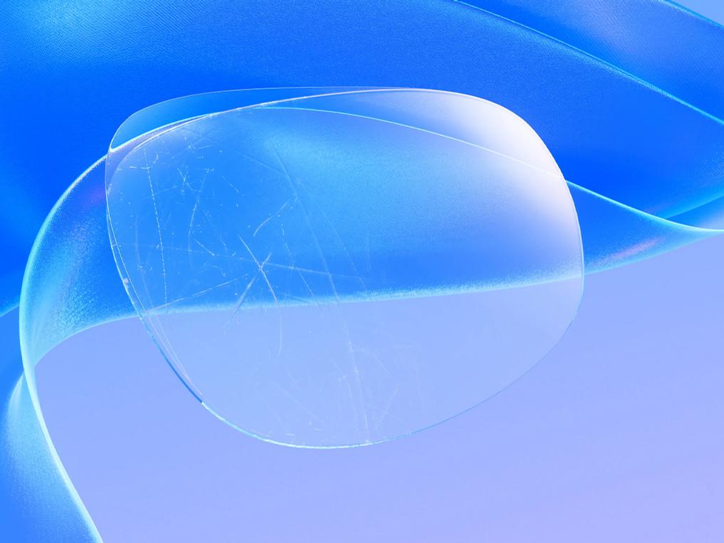 En CGI-illustrasjon i 3D av et ripete brilleglass som belegges med en tynn overflatebehandling som skjuler ripene og gjør glassets overflate klar og plettfri.