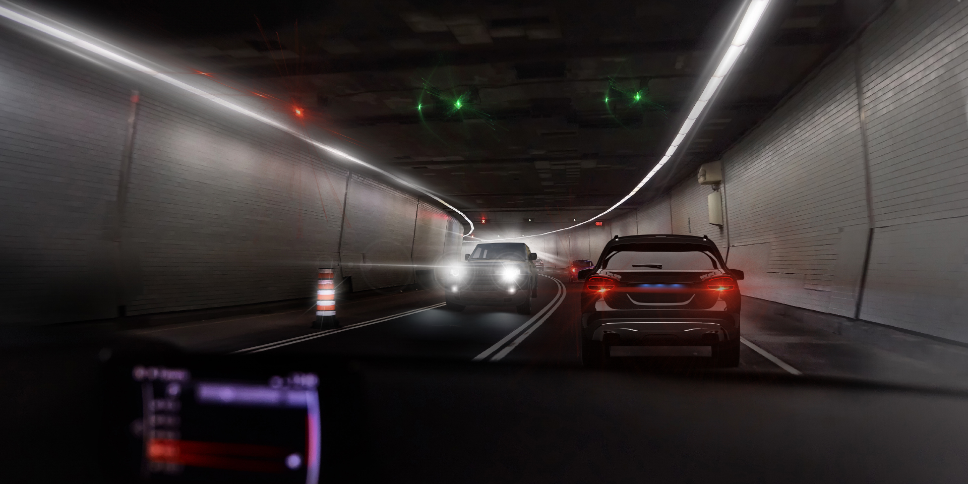 To bilder av synsvinkelen til en sjåfør i en tunnel med innkommende trafikk, som viser på det ene bildet blending fra bilen og tunnellys og det andre bildet tydelig redusert blending.