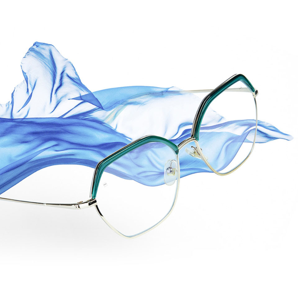 Et bilde av brilleglass med ZEISS progressive Light 2-glass og en blå klut som svever i luften.