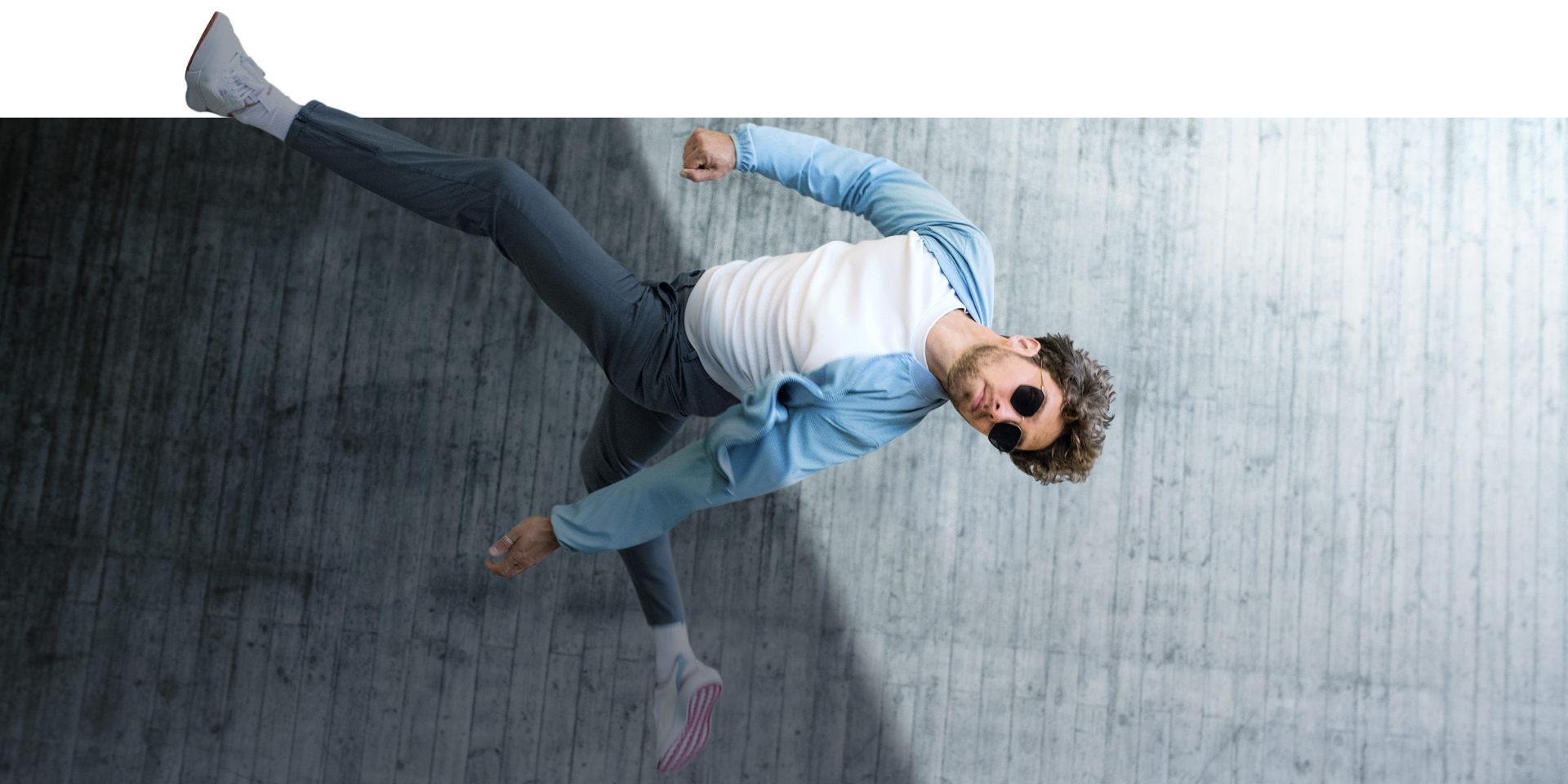  Mann som hopper i luften med briller med ZEISS PhotoFusion X i farget tilstand 