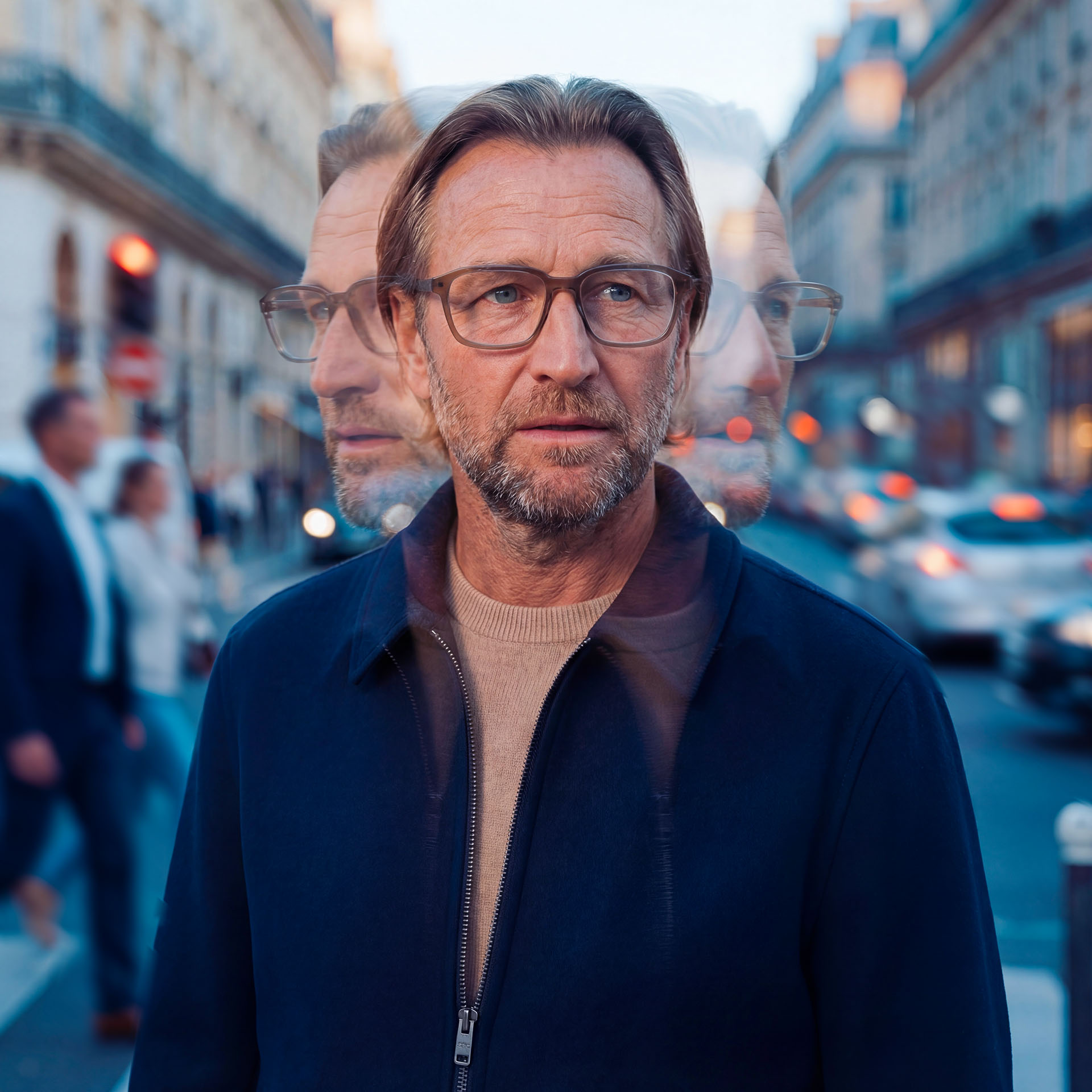 En person med vanlige briller på en travel gate med multieksponeringseffekter. 