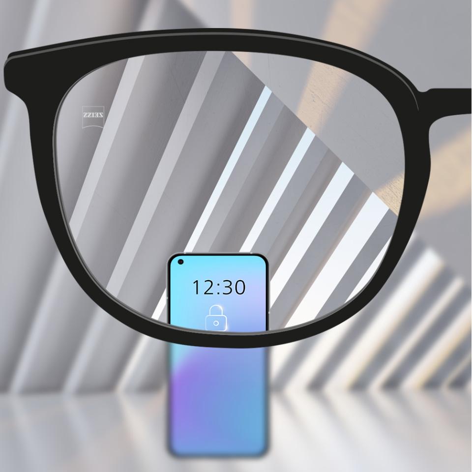 En bildeglidebryter som viser et konvensjonelt glass til venstre, med forvrengninger i periferien, sammenlignet med et førsteklasses glass til høyre som har klart uforvrengt syn gjennom hele glasset.