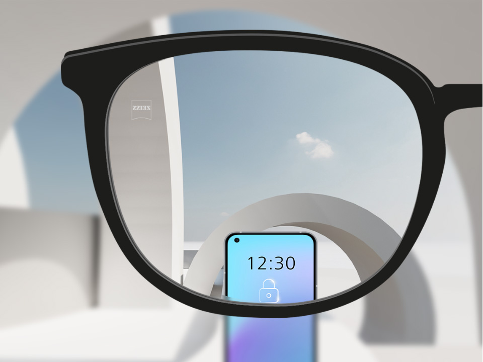 Skjematisk synsvinkelillustrasjon gjennom et SmartLife Young enstyrkeglass som viser en klar visning av fjerne objekter og digitale enheter. 