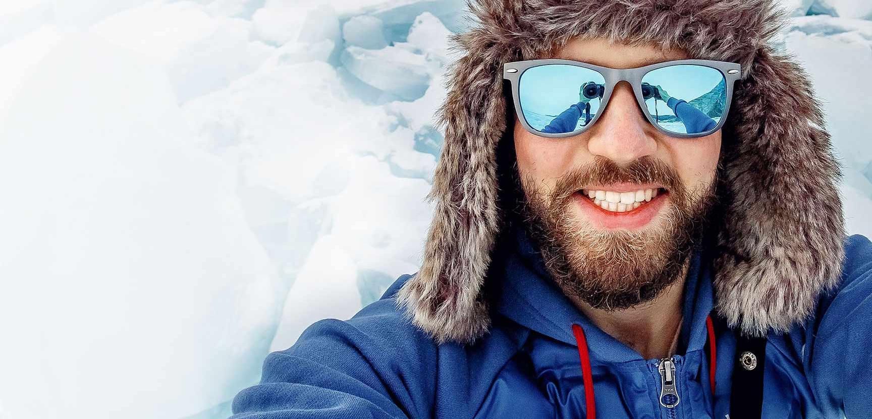 Portrett av en snømann på ski