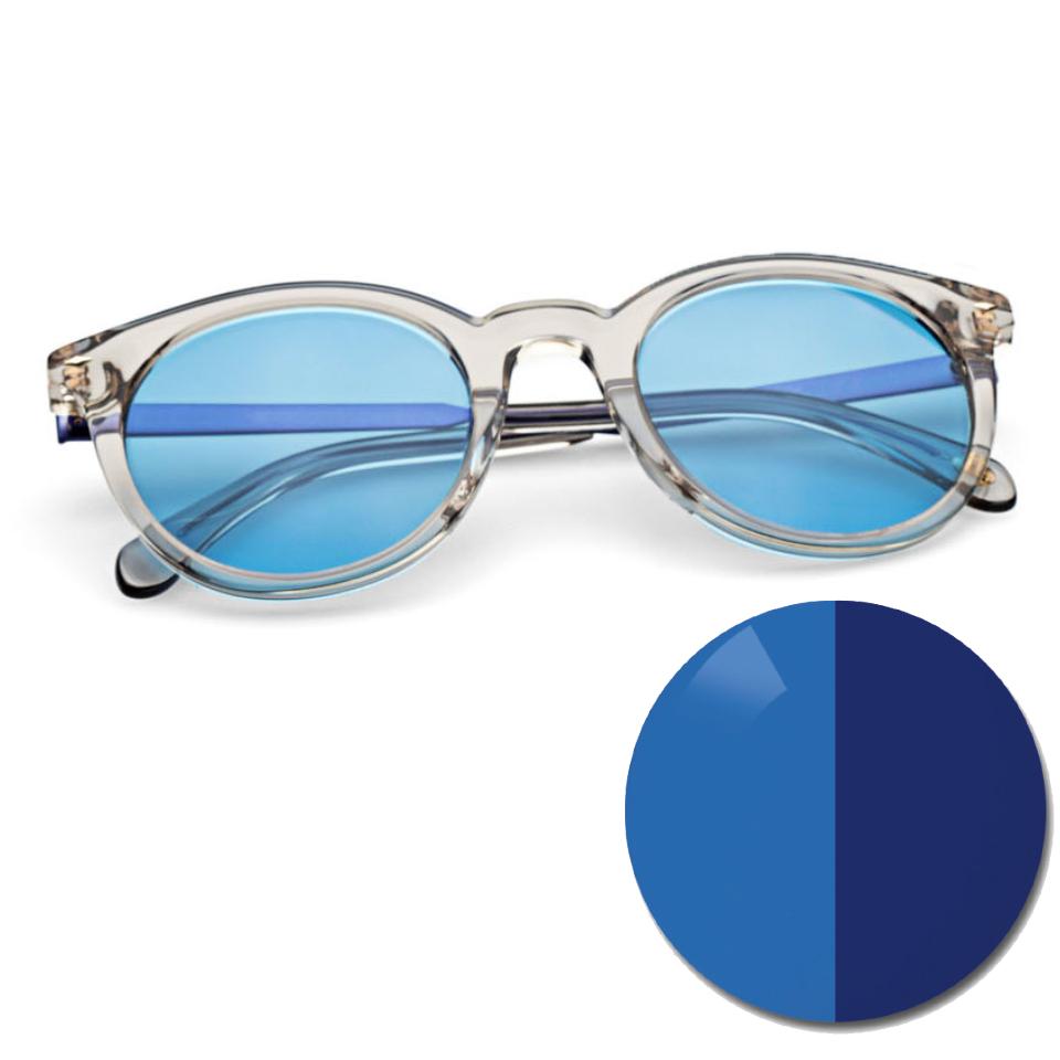 Briller med ZEISS AdaptiveSun ensfarget blå og en fargeprikk i lys og mørk tonet fargenyanse