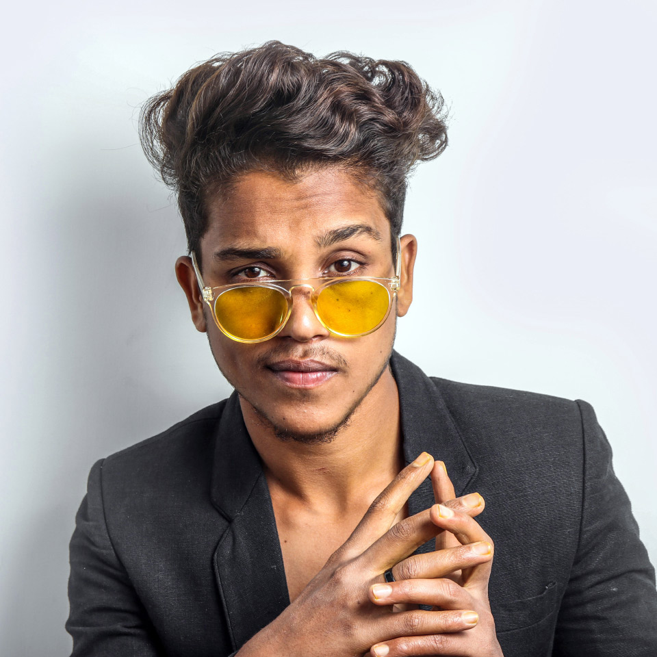 En ung mann med gule solbriller.