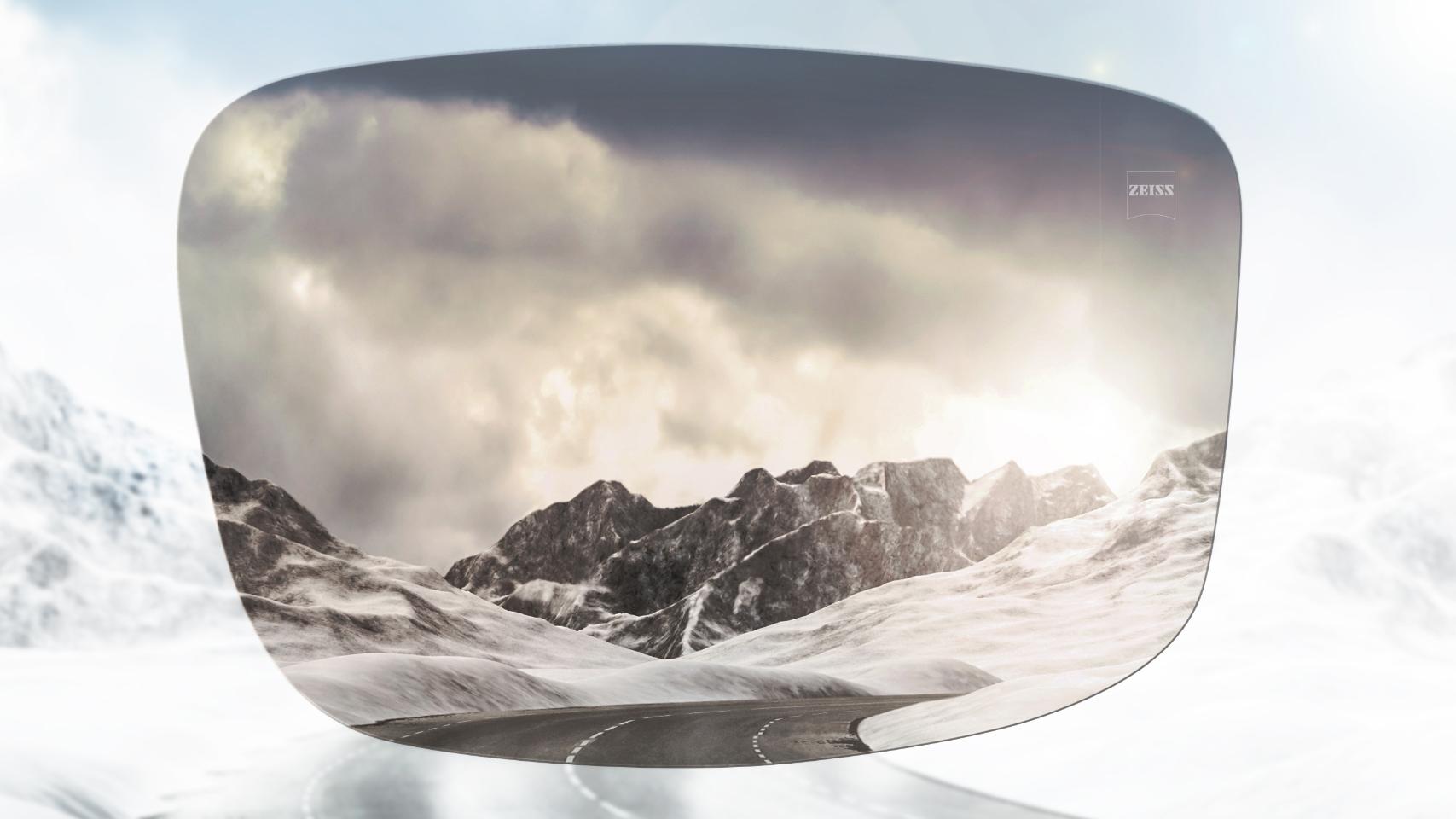 Utsikt over en snødekt fjellvei med og uten polariserte briller. Med polariserte solbriller reduseres gjenskinn og gir en mye klarere sikt fremover.