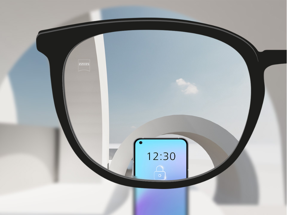 Et perspektivbilde med ZEISS enstyrke SmartLife-glass med en smarttelefon og glasset helt klart.