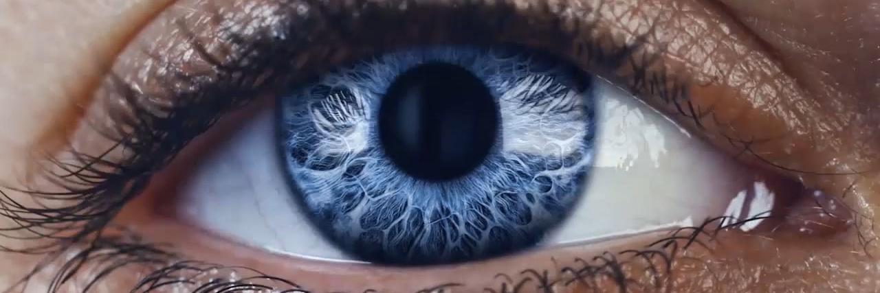 Abstrakte fine blå linjer på en mørkeblå bakgrunn beveger seg for å danne pupillen og irisen til et øye.