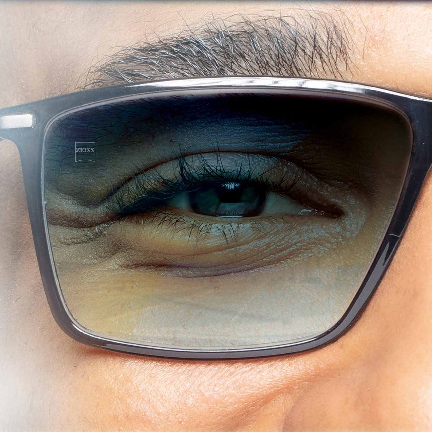 Illustrasjon av ZEISS farget glass med belegg på baksiden og fremsiden, designet for sollys