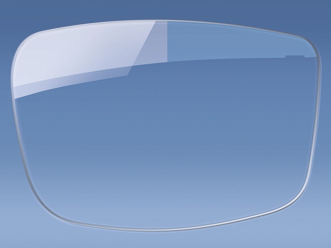 Illustrasjon av et brilleglass med og uten antirefleksbelegg 