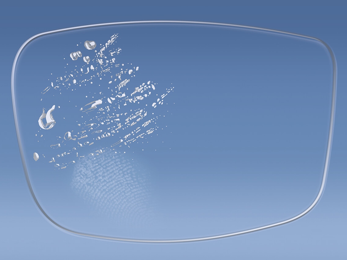 Illustrasjon av en glass med og uten ZEISS-belegg som påvirker overflatenes rengjøringsevne